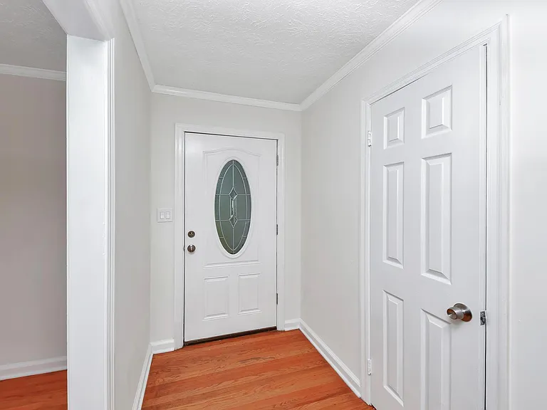1249 Robert Ln — Photo 5
