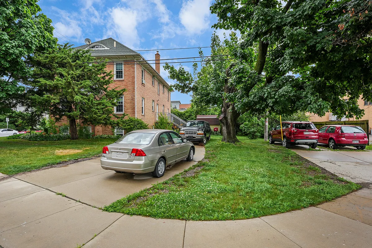Building Photo - 833 Midland St #2