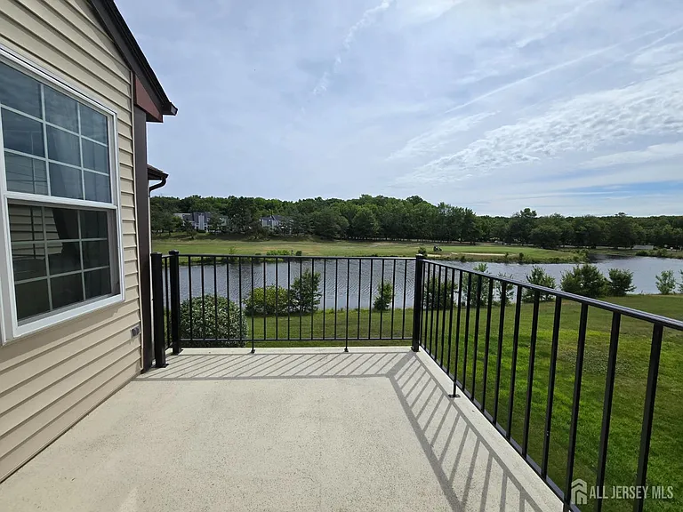 8 Glastonbury Dr — Photo 29
