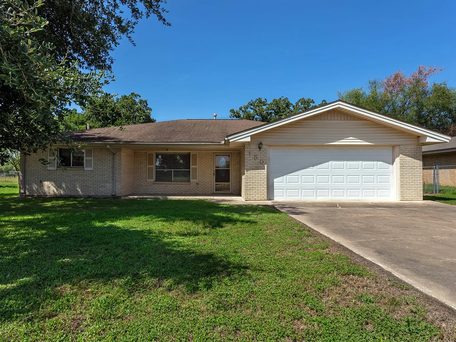 3 bed, 2.0 bath, 1667 sqft, $1,400 — Photo 1
