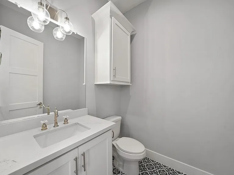 5345 Larkin St — Photo 9