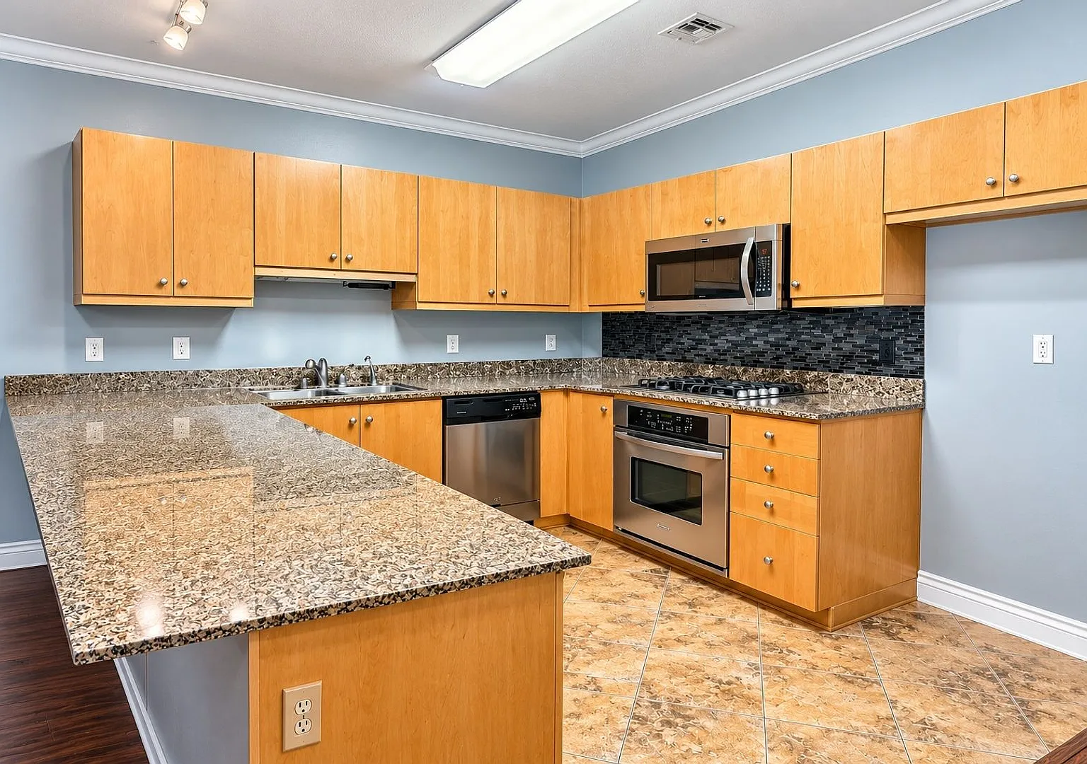 3 Bedroom Townhome in Downtown Anaheim - $150 Off 1st Month's Rent. — Photo 1