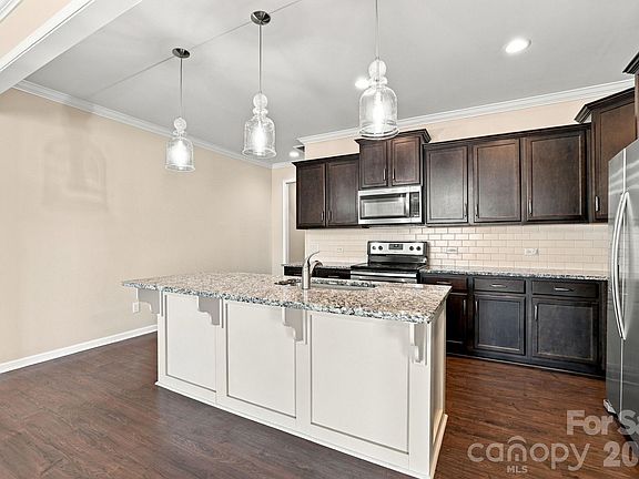 5th image of 447 Tayberry Ln
