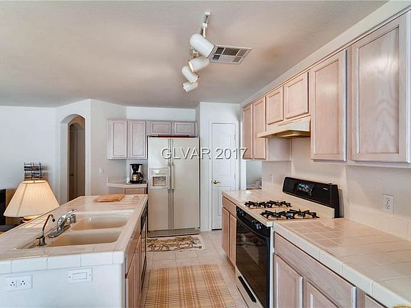 5th image of 836 Rainbow Rock St