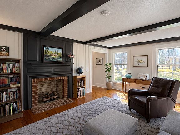 4th image of 1221 Lake Dr