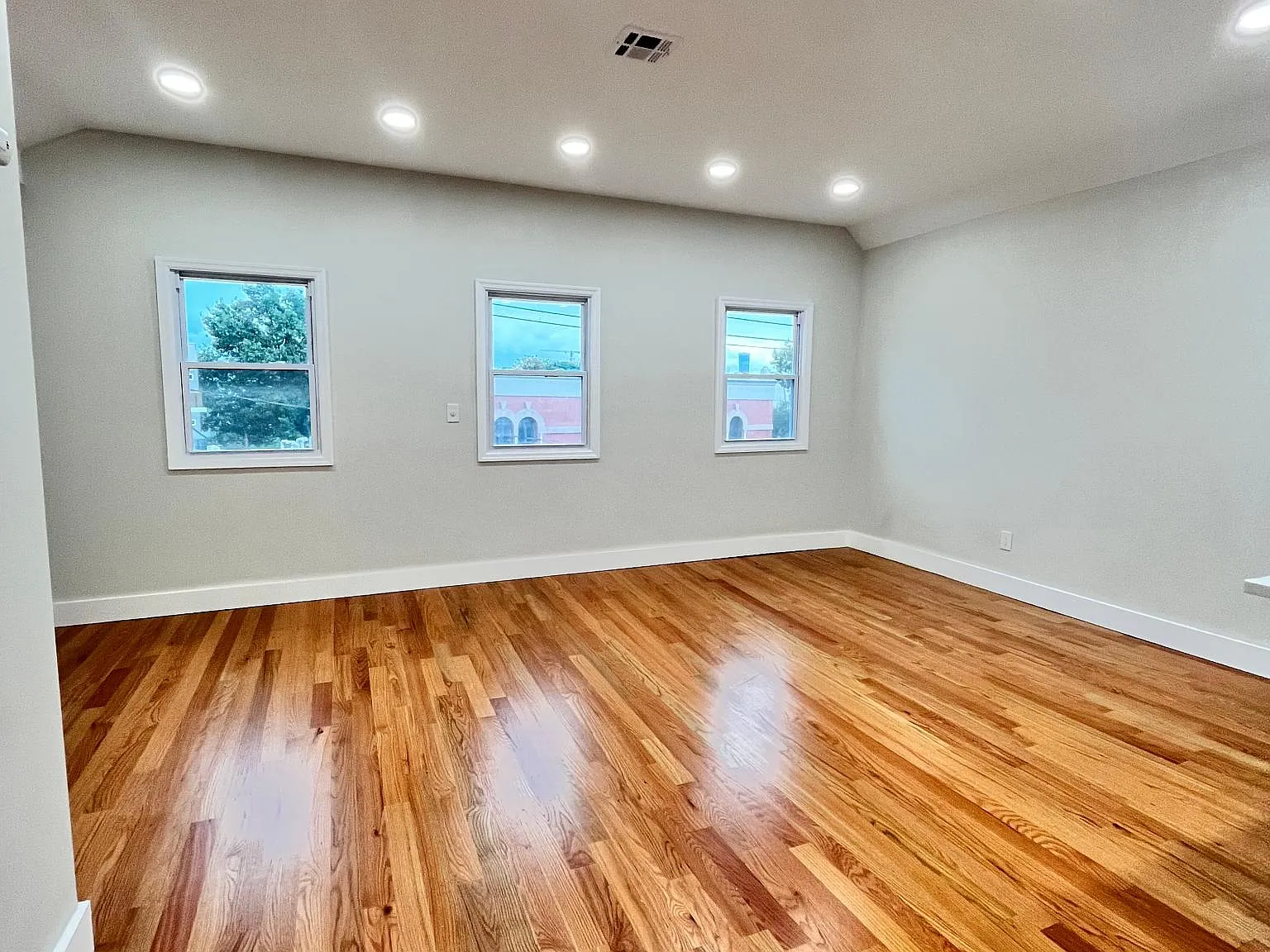4 bed, 1200 sqft, $4,900 — Photo 3