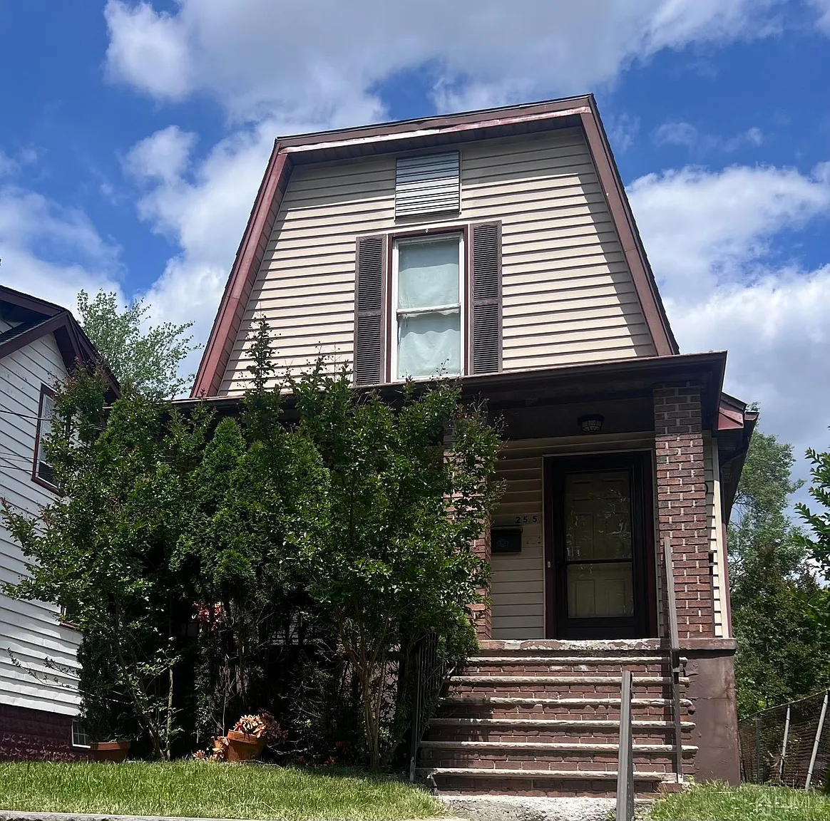 255 S 6th Ave photo 1