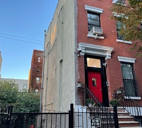 2nd image of 43 W 126th St
