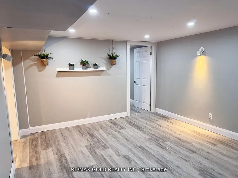 156 Mooregate Cres #LOWER — Photo 10