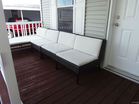 deck on front of home