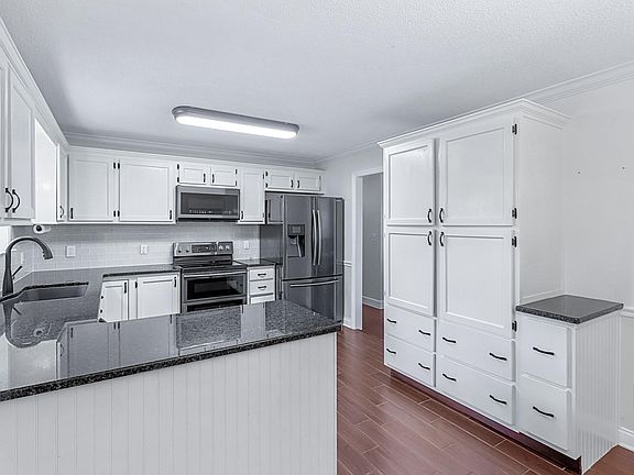 5th image of 4007 Shady Oak Dr