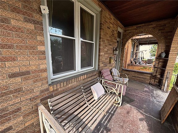 3rd image of 135 Rochelle St