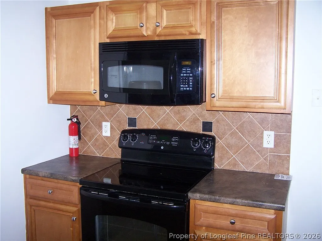 4 bed, 2.5 bath, 2218 sqft, $2,500 — Photo 3