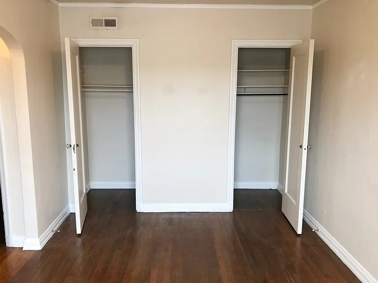 Barrington Apartments — Photo 16