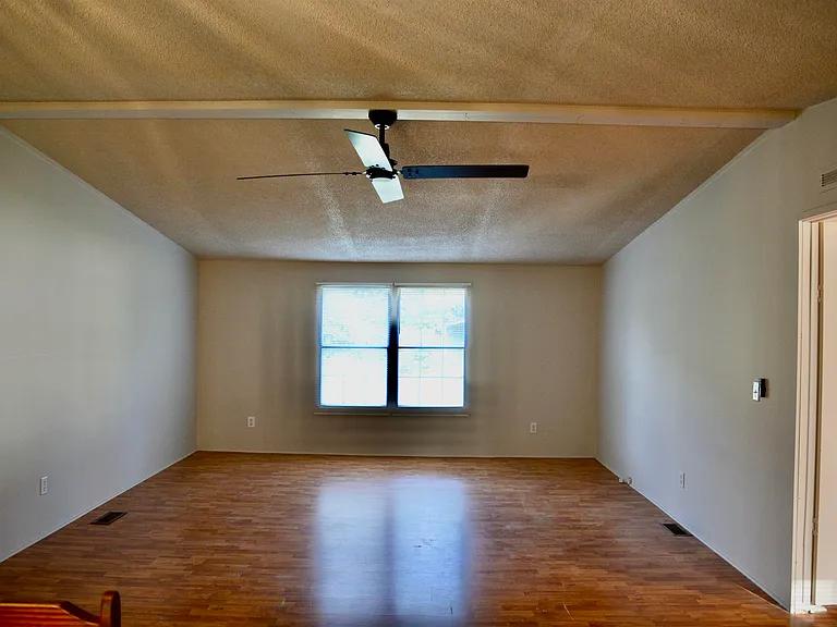 111 Brighton Dr — Photo 3