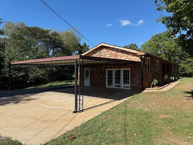 3 bed, 2.0 bath, 2327 sqft, $2,300 — Photo 3