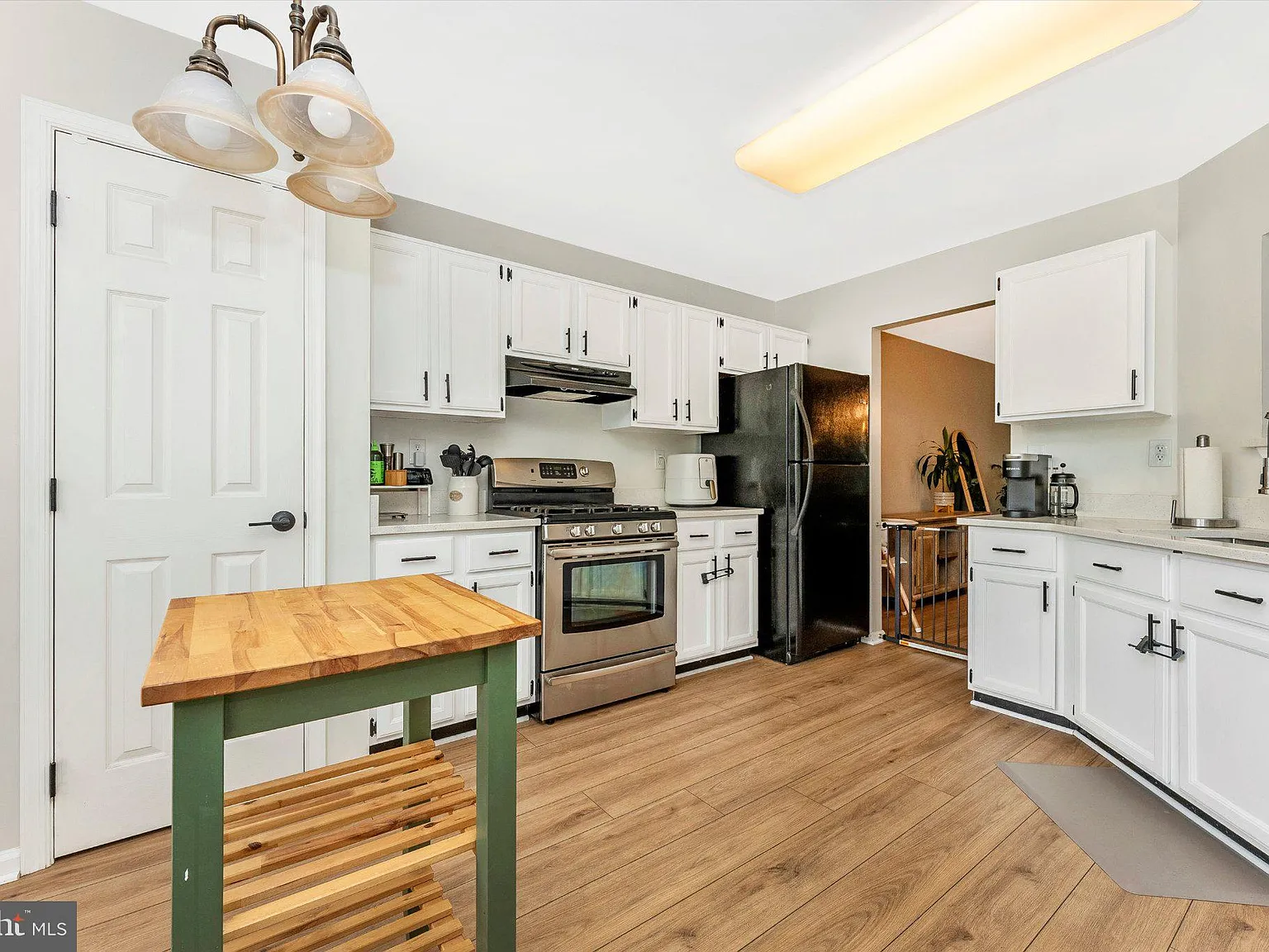 3 bed, 5.0 bath, 1932 sqft, $2,700 — Photo 2