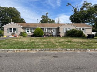 25 Howells Rd, Bay Shore, NY 11706