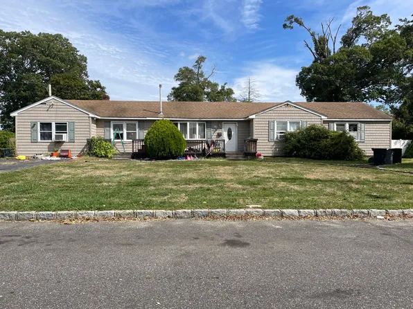 25 Howells Rd, Bay Shore, NY 11706
