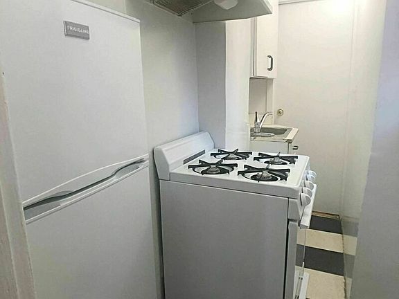 2nd image of 11 Waverly Pl APT 7J