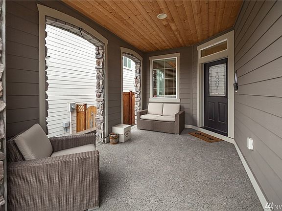 Spacious covered porch