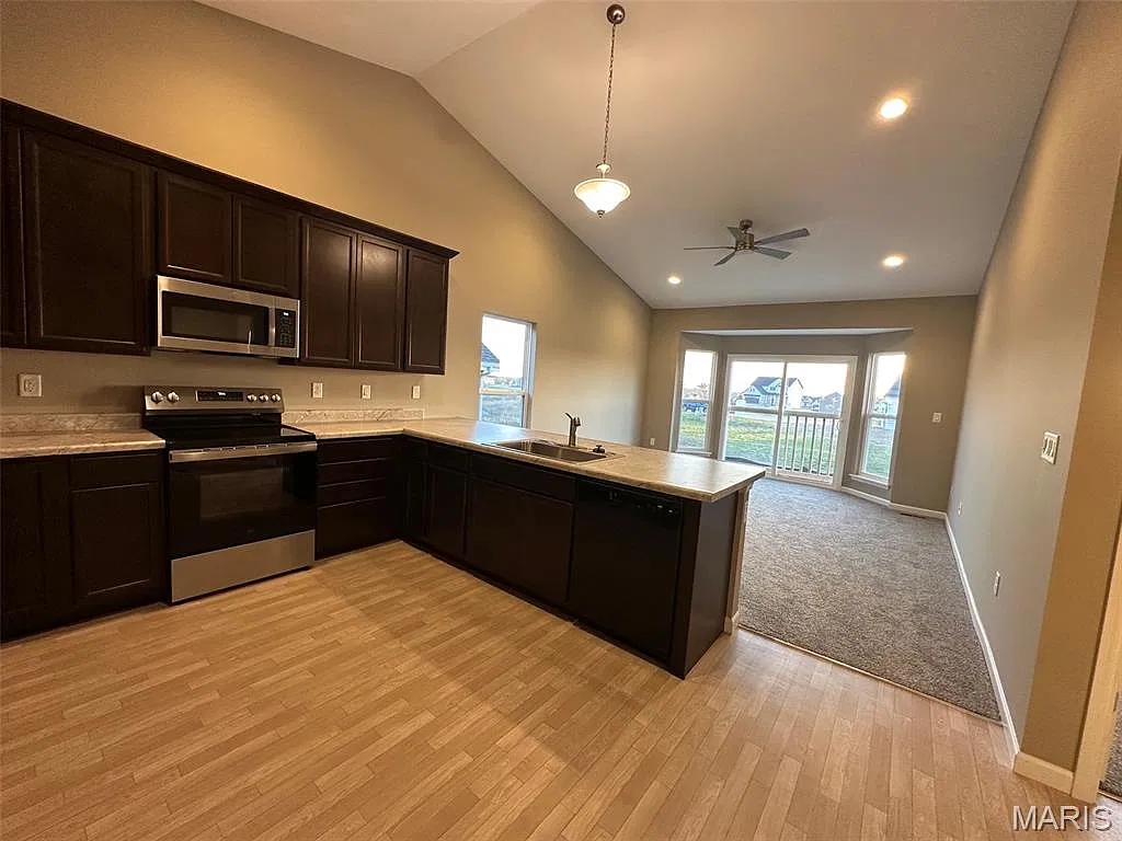 2 bed, 2.0 bath, 1214 sqft, $2,500 — Photo 2