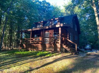 113 Hemlock Point Ct, Hawley, PA 18428