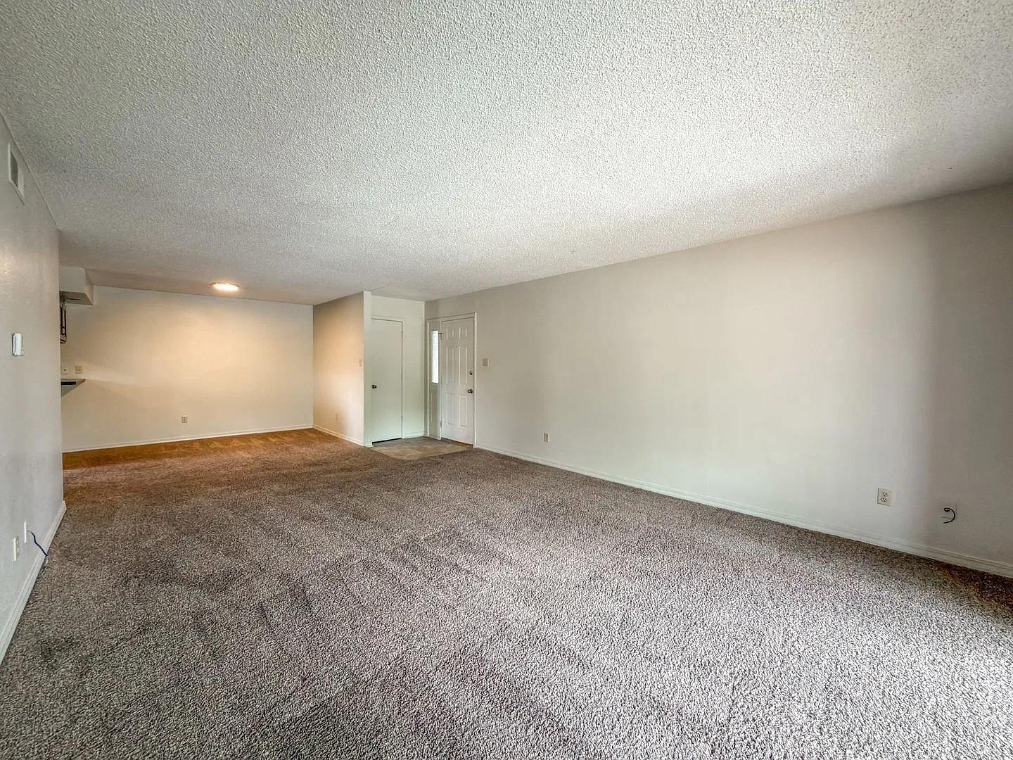 Spacious Comfort 1 Bed, 1 Bath Apartment Awaits You! — Photo 3