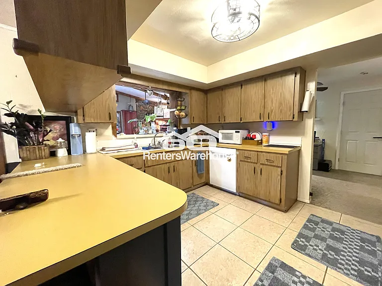 802 Embassy Rd — Photo 8