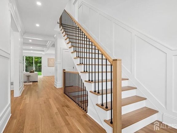 4th image of 21 Middlesex Ave