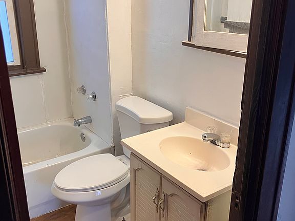 4th image of 11208 Lardet Ave