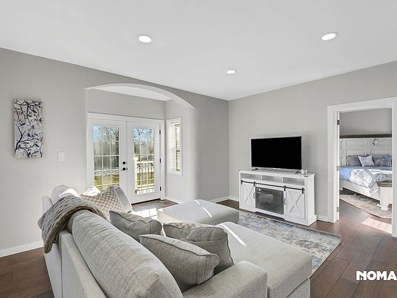 3rd image of 288 W Commercial Ave