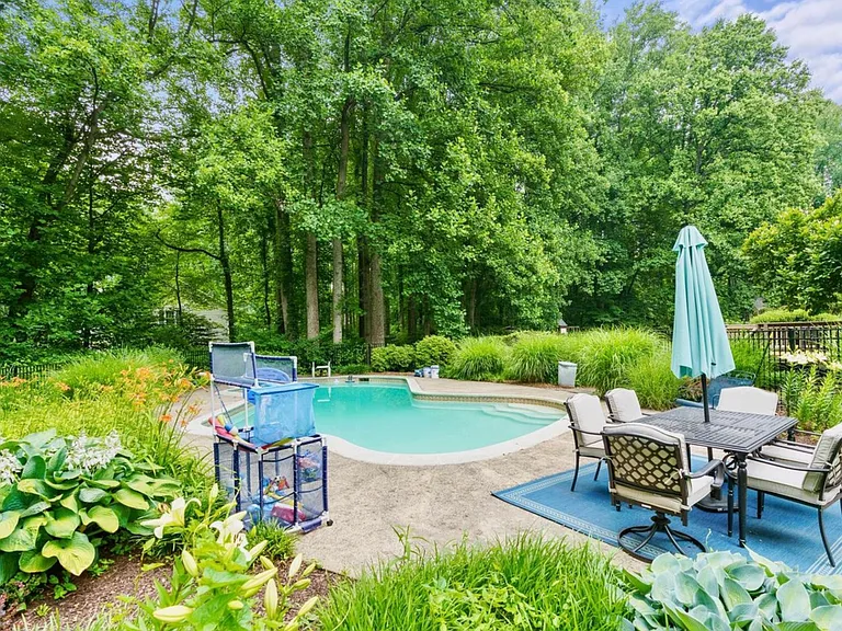 11002 Warwickshire Dr — Photo 44