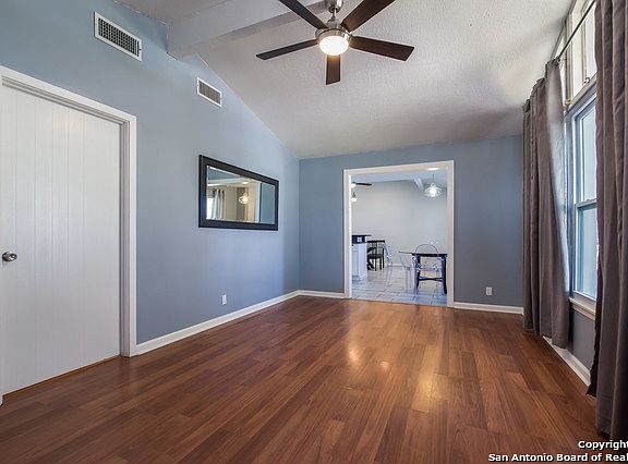 5th image of 438 Sprucewood Ln
