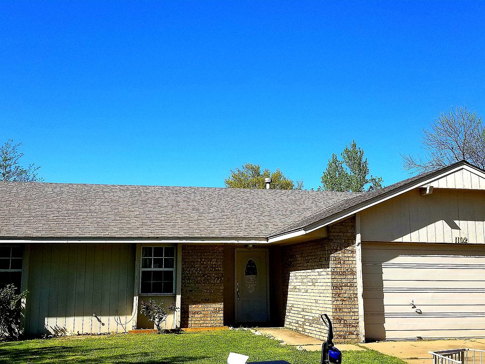 Front of house with 2 car garage