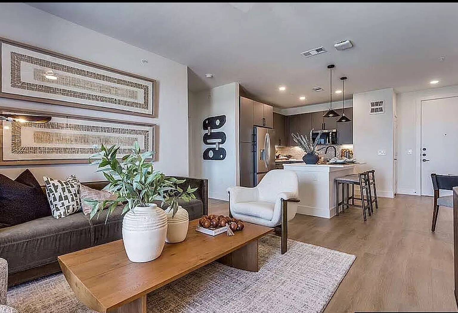 1 bed, 1.0 bath, 633 sqft, $1,460 — Photo 2