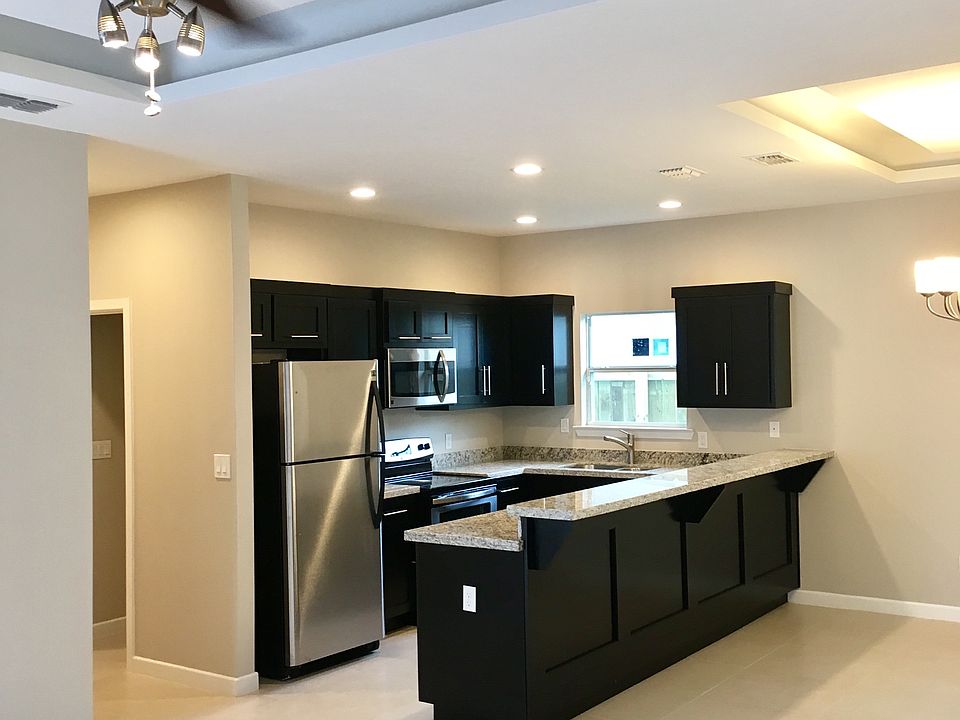 Spacious Kitchen with granite counter tops and stainless ste