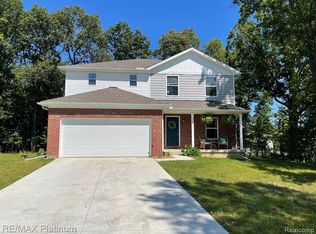 718 Woodvalley Dr, Corunna, MI