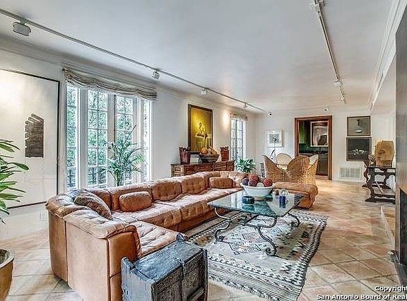 5th image of 204 Crescent St
