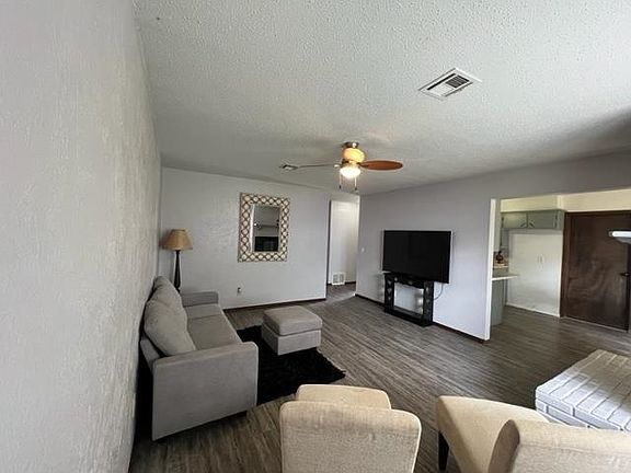 2nd image of 913 Hillcrest Dr