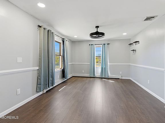 5th image of 225 Isabelle Avenue