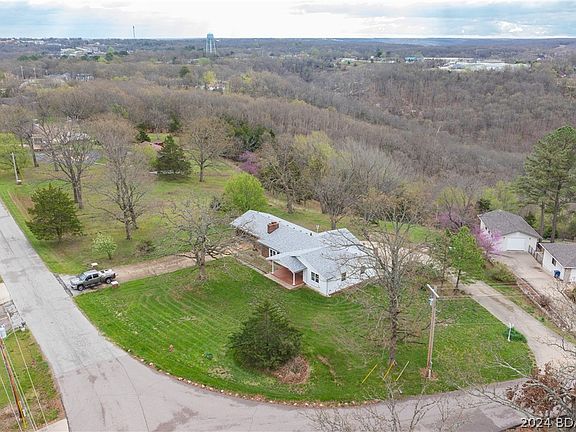 3rd image of 721 Lakeview Dr