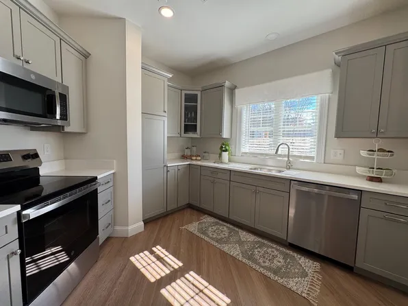 74 Rockingham Rd, Derry, NH