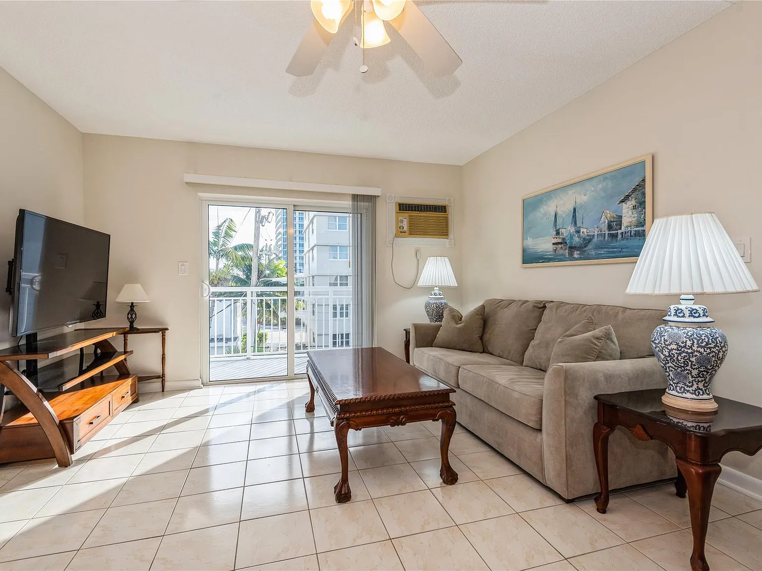 2 bed, 1.0 bath, 810 sqft, $2,000 — Photo 2