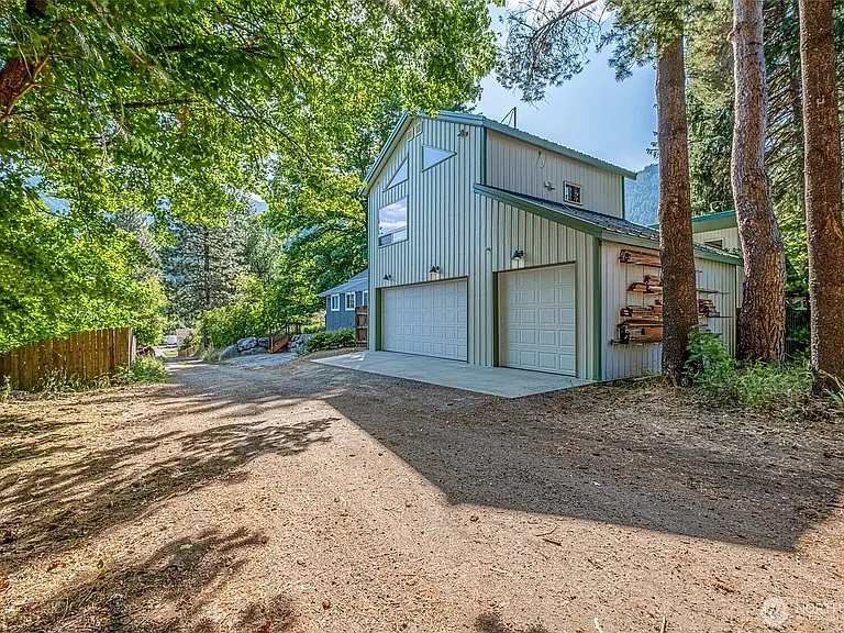231 Benton St — Photo 2