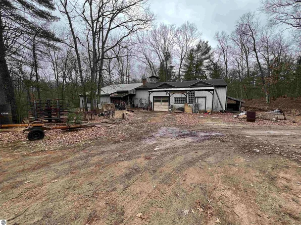 5530 Supply Rd, Traverse City, MI 49696