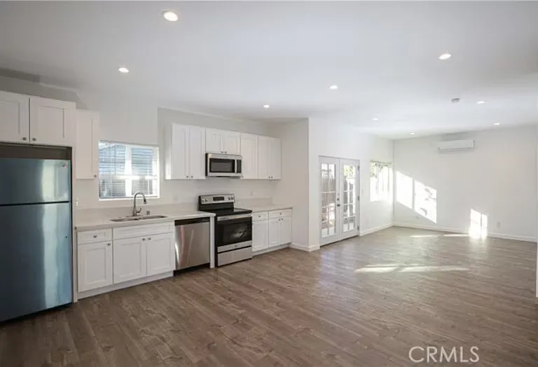 458 N Batavia St — Photo 1