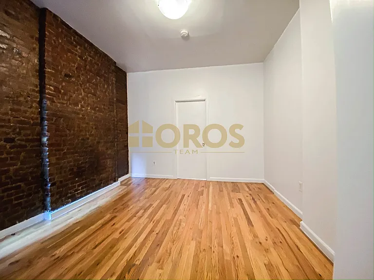 213 E 10th St #16 — Photo 4