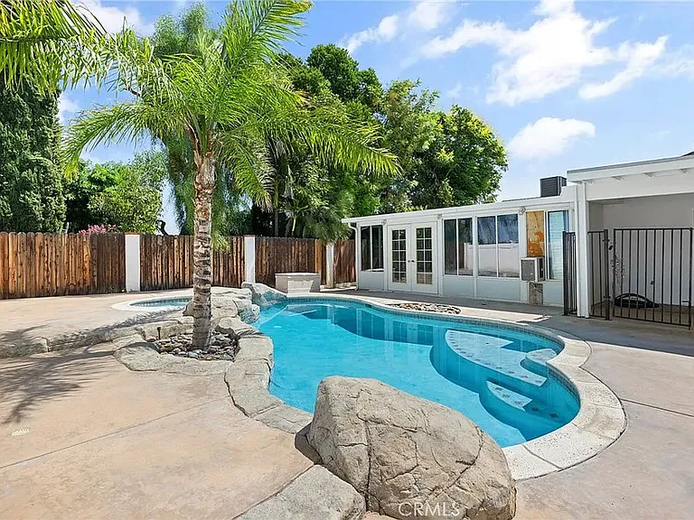 927 Cottonwood Ct — Photo 3