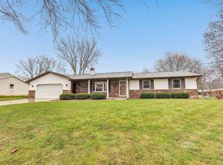 1215 Sand Hill Dr, Green Bay, WI 54313